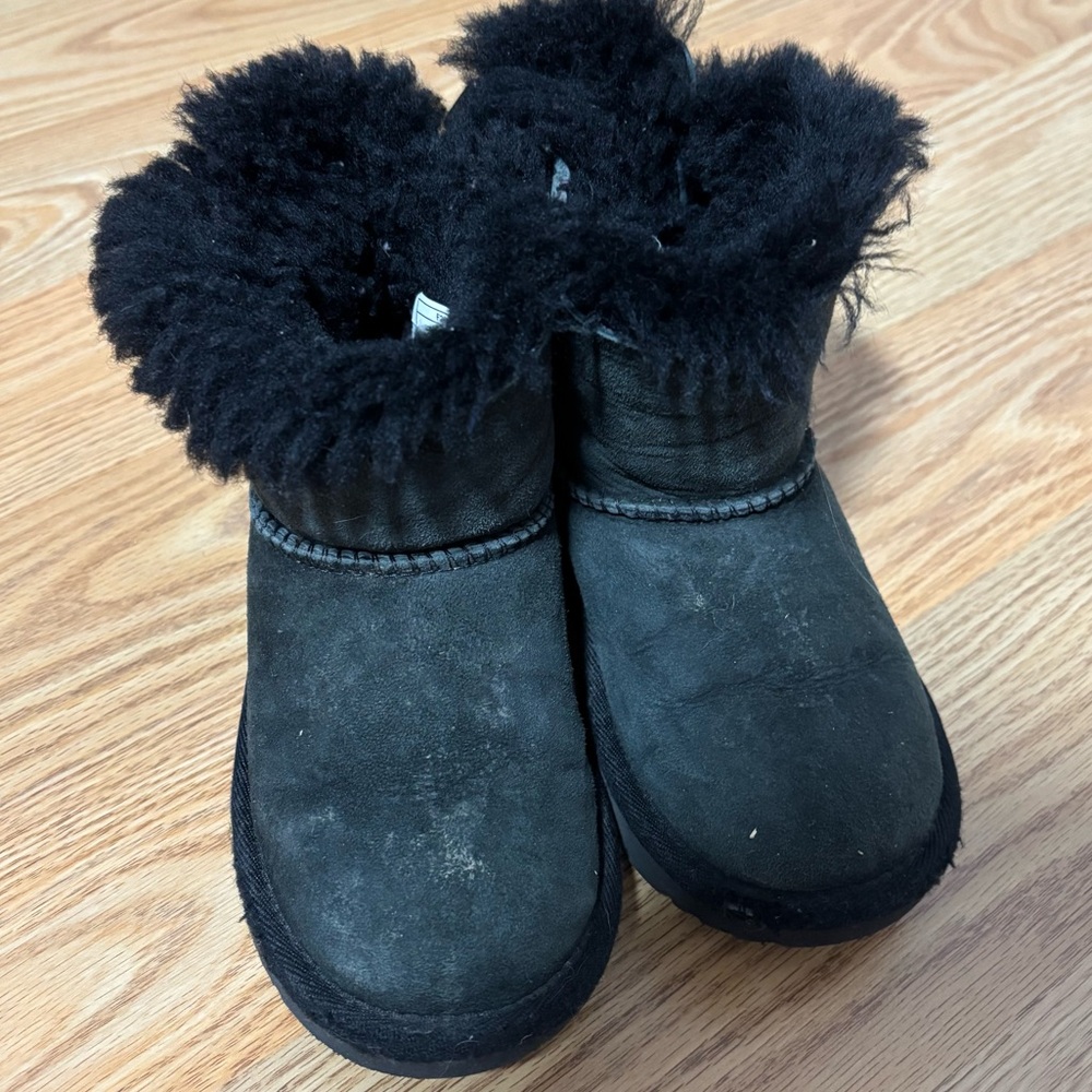 UGG AUSTRALIA Little Girl’s Classic Bailey Bow Black Boots - Picture 2 of 8